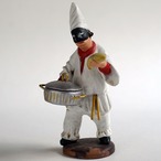 パンと鍋を持ったプルチネッラR ー ナポリの幸運のお守り