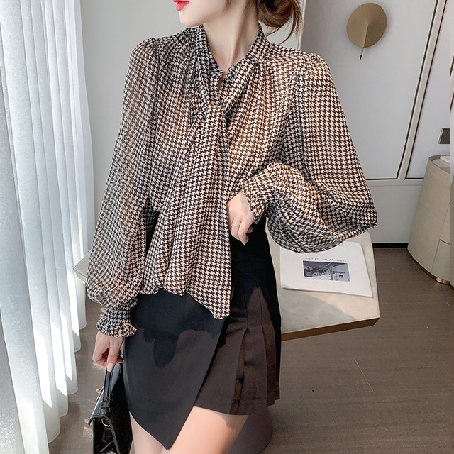 トップス レディース 送料無料 シャツ ブラウス 長袖 襟付き スタンドカラー リボンタイ ボウタイ 千鳥格子 パフスリーブ ゆったり ゆる 透け感 抜け感 こなれ感 シック クール カッコイイ かっこいい 個性的 華やか 派手 無地 春 春服 春物 秋 秋服 秋物 10代 20代 普段使い 重ね着 着回し おしゃれ お洒落 ラフ カジュアル 前開き シルバー 銀 ブラック 黒 グレー 灰色 涼し 通気性 薄手 ポリエステル シフォン シフォンシャツ ワイド 存在感 モード系 エキゾチック デート