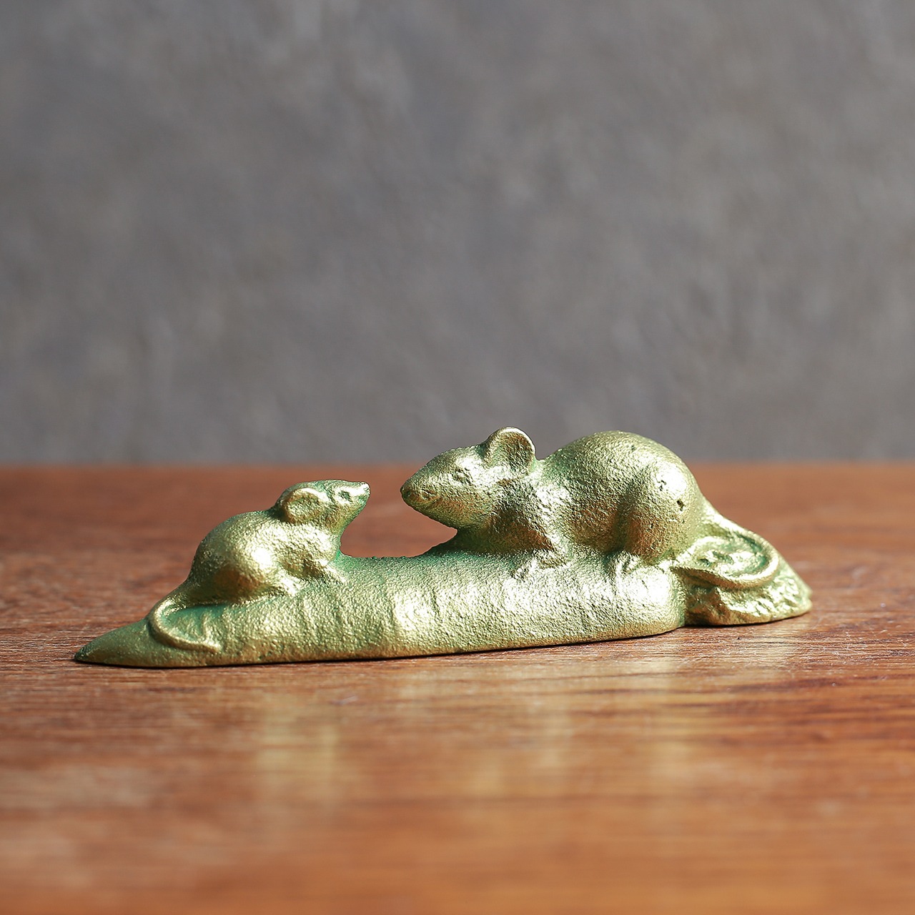 ネズミの親子の、かわいいペーパーウェイト