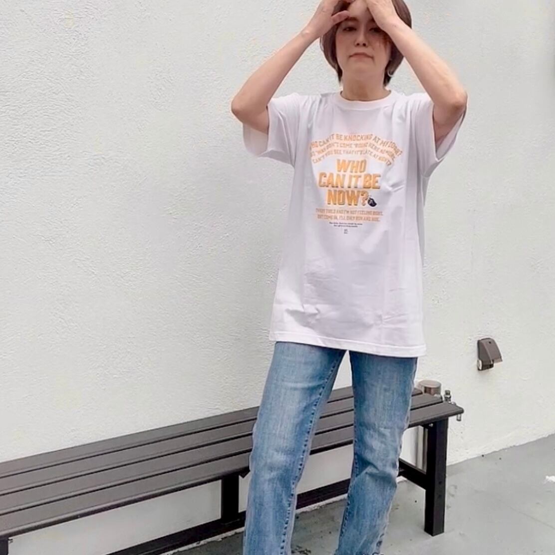 Who Can It be Now? （ホワイト）ゴールドイエロー×チャコールグレーのプリント