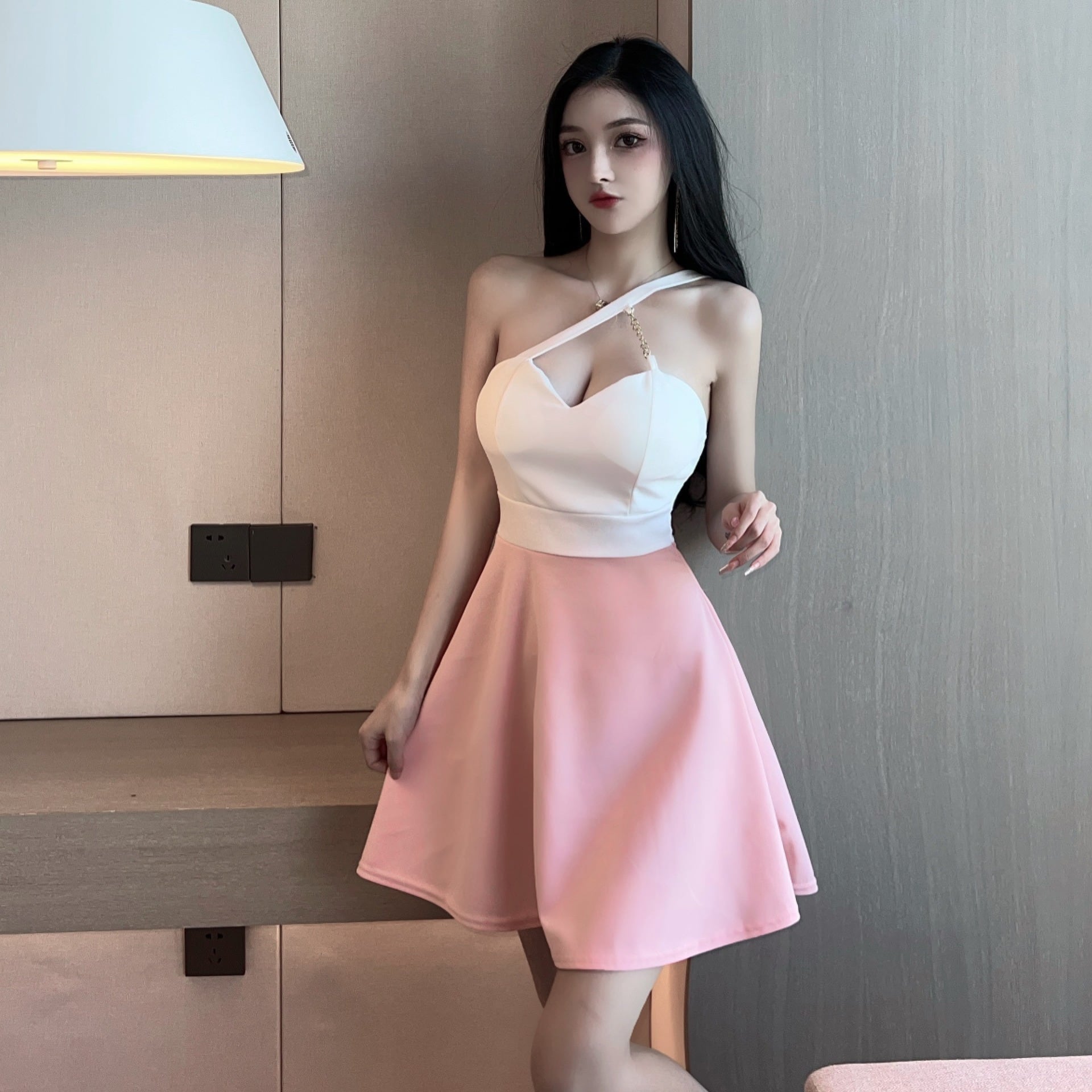 【新作】【送料無料】 2023 夏の新日本と韓国語バージョンの女性のセクシーなチェーン装飾オフショルダー サスペンダー スイング コントラスト カラー ドレス 6078 0197519486585