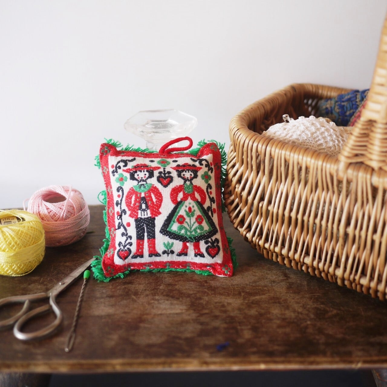 チロリアンピンクッション 民族衣装カップル ドイツ