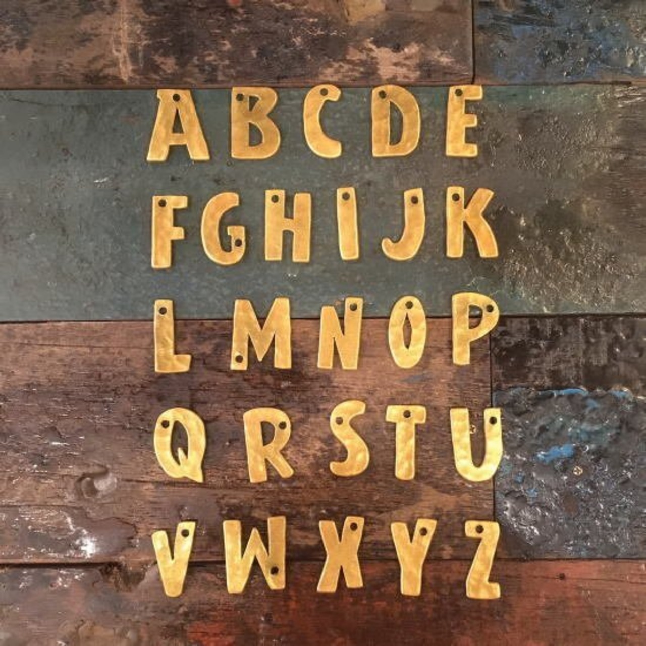 TOPANGA Zakka India Gold Hammered Iron Alphabet Plate S 3cm 　インド　ゴールドハンマーアイアンアルファベットプレート　小　看板　サインプレート　鉄　住所　店舗　表札　メール便　槌目