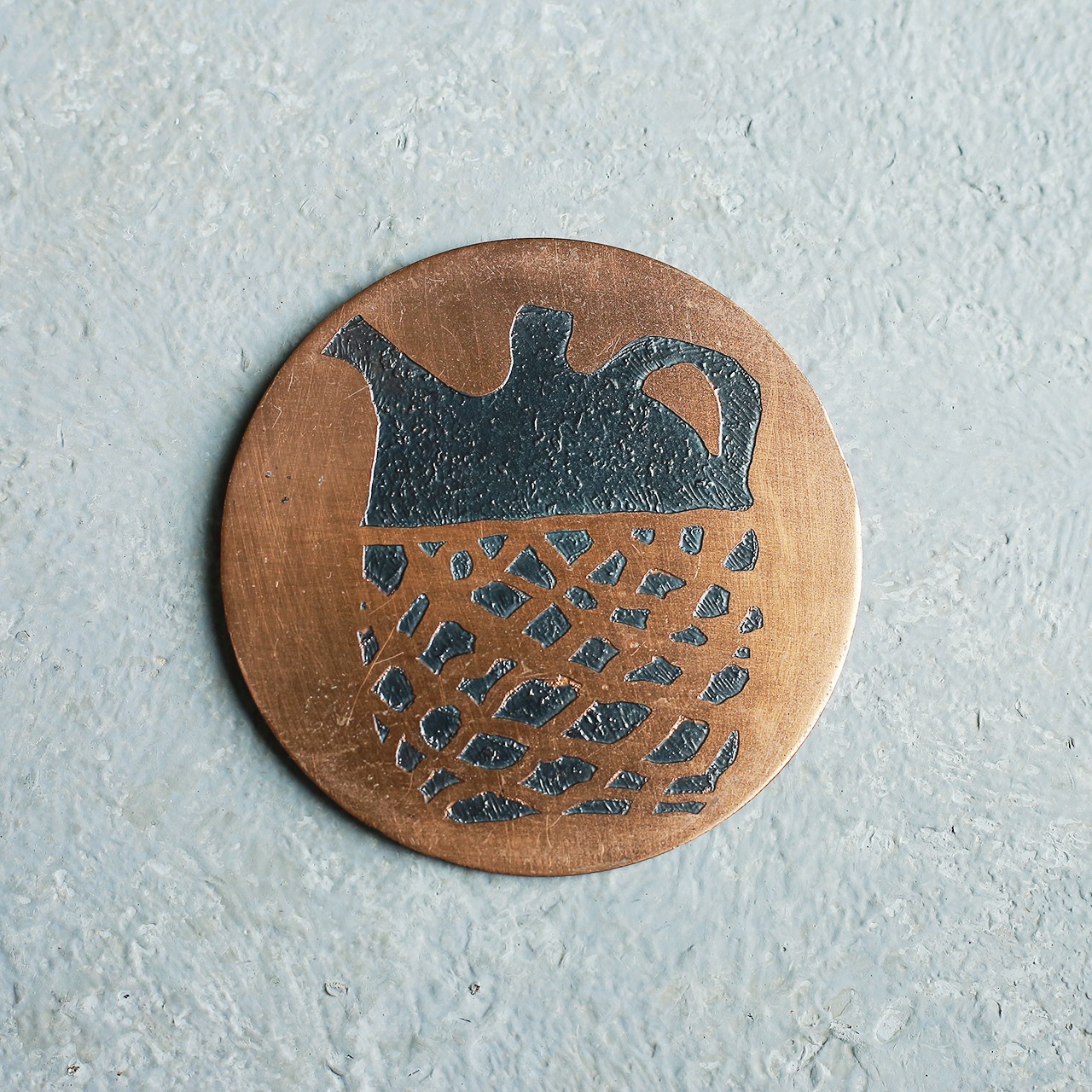 プリミティブな壺が描かれた、銅板のコースター 6