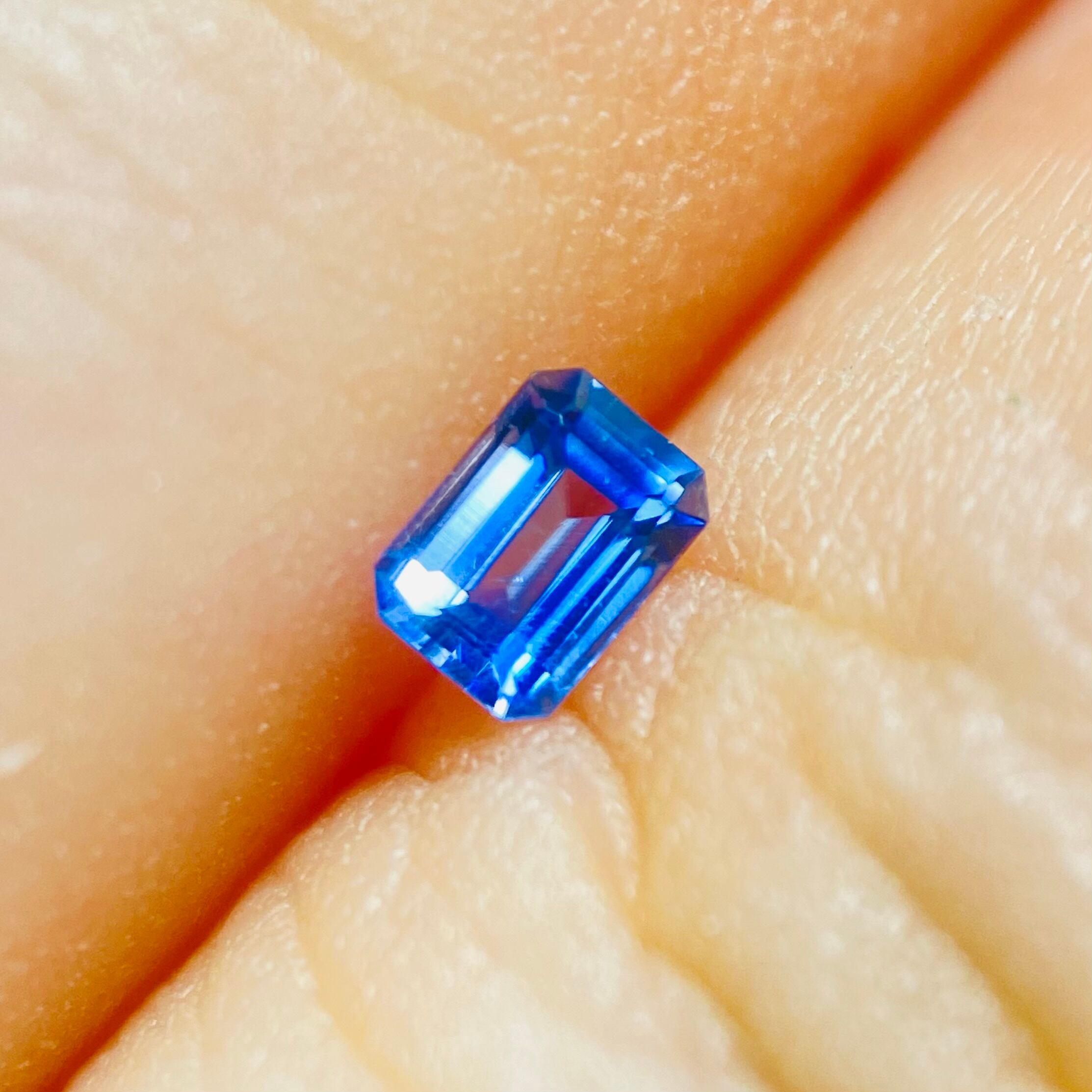 美色　ベニトアイト