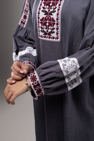 ウクライナ刺繍ヴィシヴァンカ クロスステッチ　手刺繍　ワンピース　麻　レディース・フリーサイズ