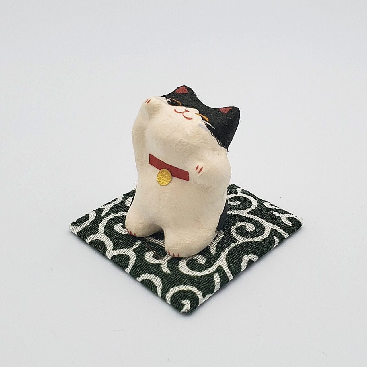 ほっこり可愛いちぎり和紙の招き猫(ミニ・黒ぶち)