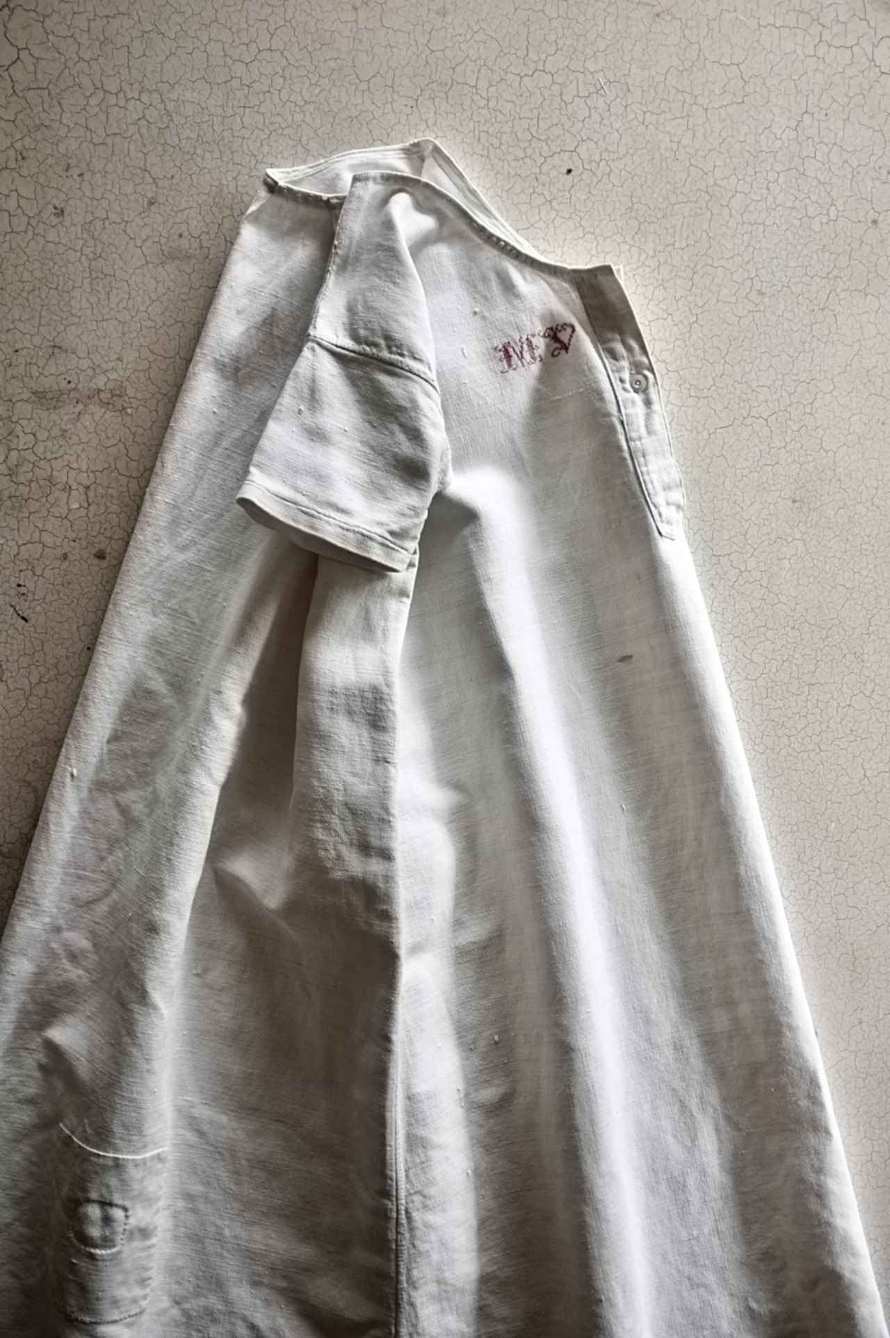 1900s フランス 手織リネン 大きなモノグラムと牧歌的ワンピース アンティーク