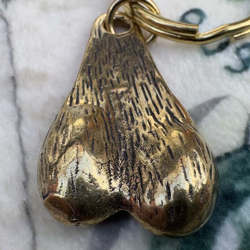 幸運を呼ぶ？魔除けにも！牛の睾丸、金玉、ブルズボールキーホルダー