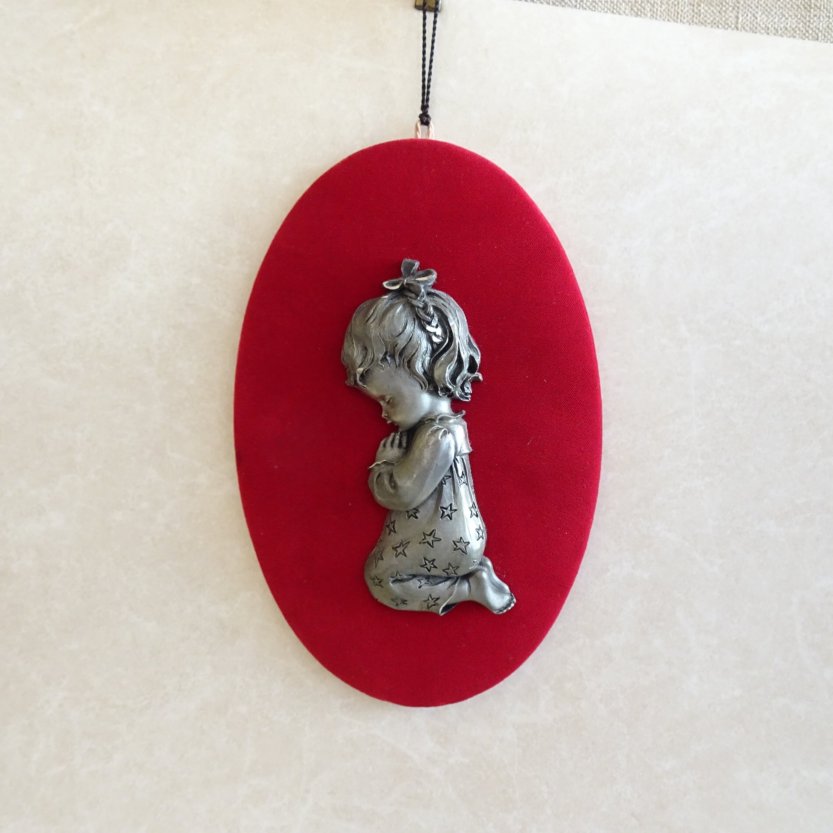 フランス お祈りする子供のレリーフの壁掛け(レッド)