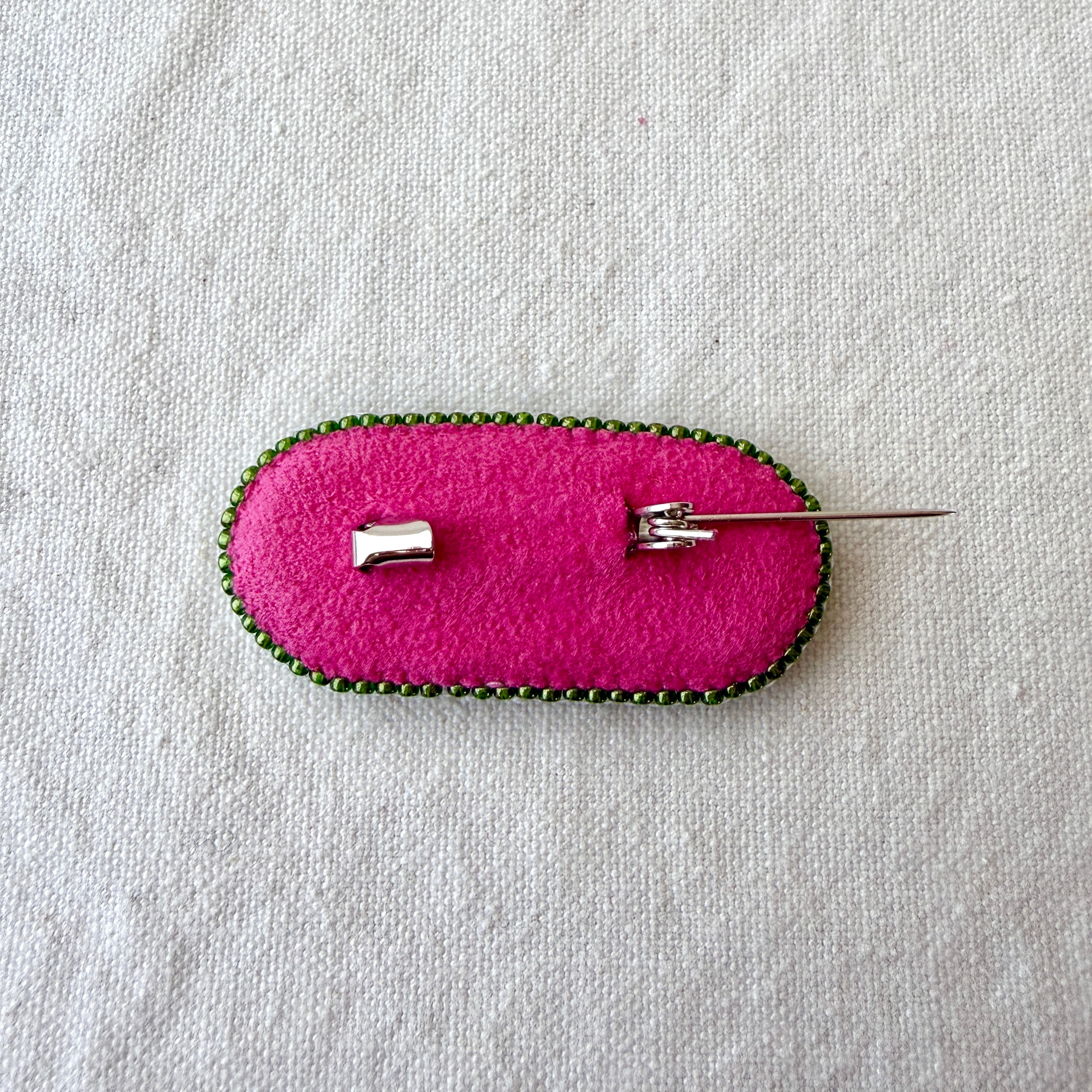 ストックの花の色〈ビーズ刺繍のミニブローチ〉 | かまぼこうさぎ