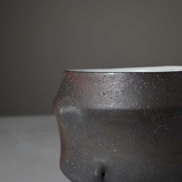 片山亜紀／炭化色層粉引 花鉢（AK003）