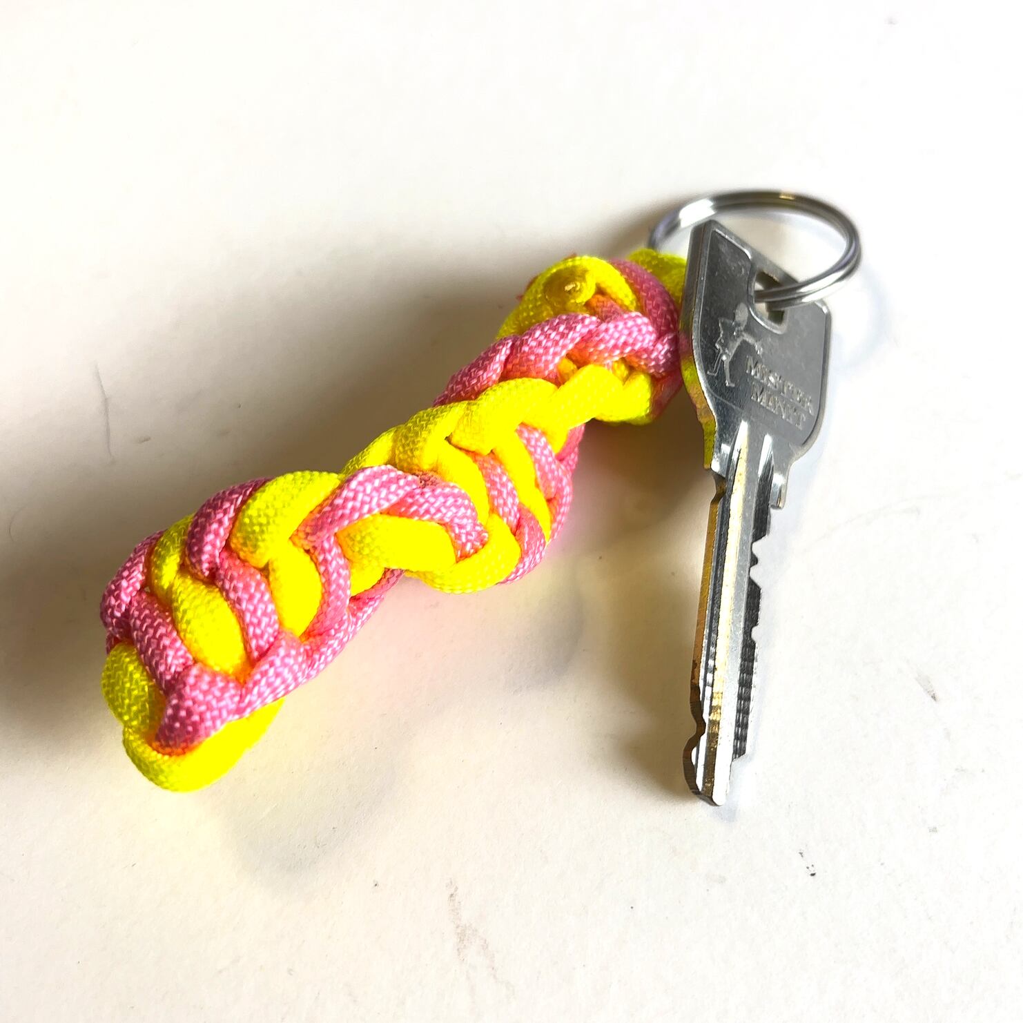 パラコードキーホルダー DNA ピンク黄 | Mask shop JKING Paracord