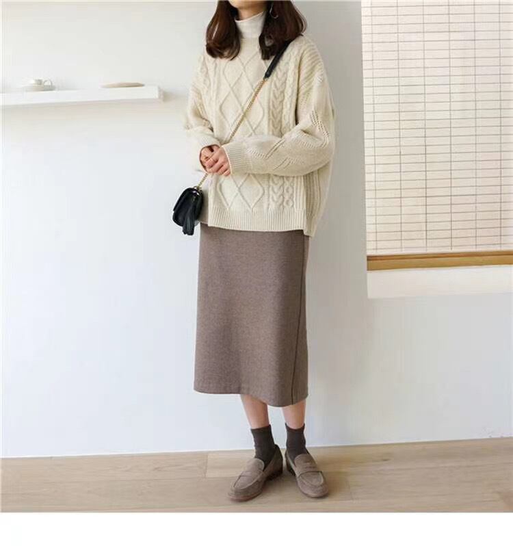 ラウンドネックケーブル編みニット