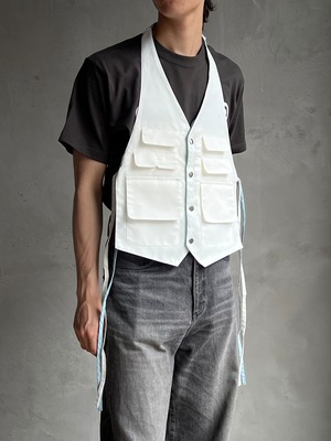 GEN IZAWA / nylon reversible vest bag (white & light blue)
