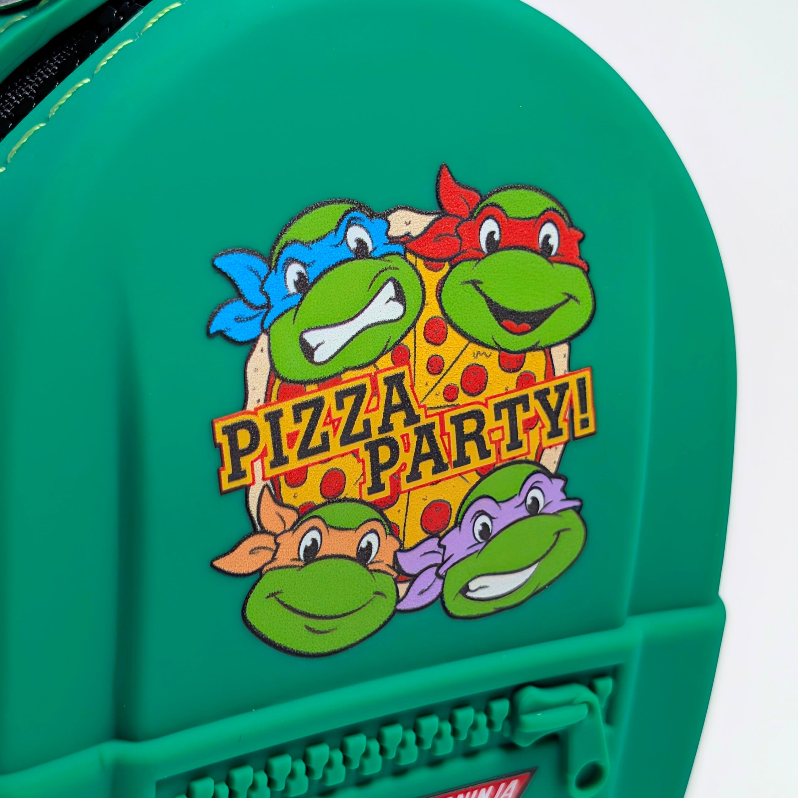 ✨️なめらか〜んなシリコーンシリーズ、今度はBackPack型♫✨️【 Teenage Mutant Ninja Turtles ( ティーンエイジ ミュータント ニンジャ タートルズ ) 】SILICONE POUCH ( シリコーンポーチ )  バックパック型 / 小物入れ / コインケース / コスメポーチ / シリコン〚アメリカン雑貨 アメトイ〛