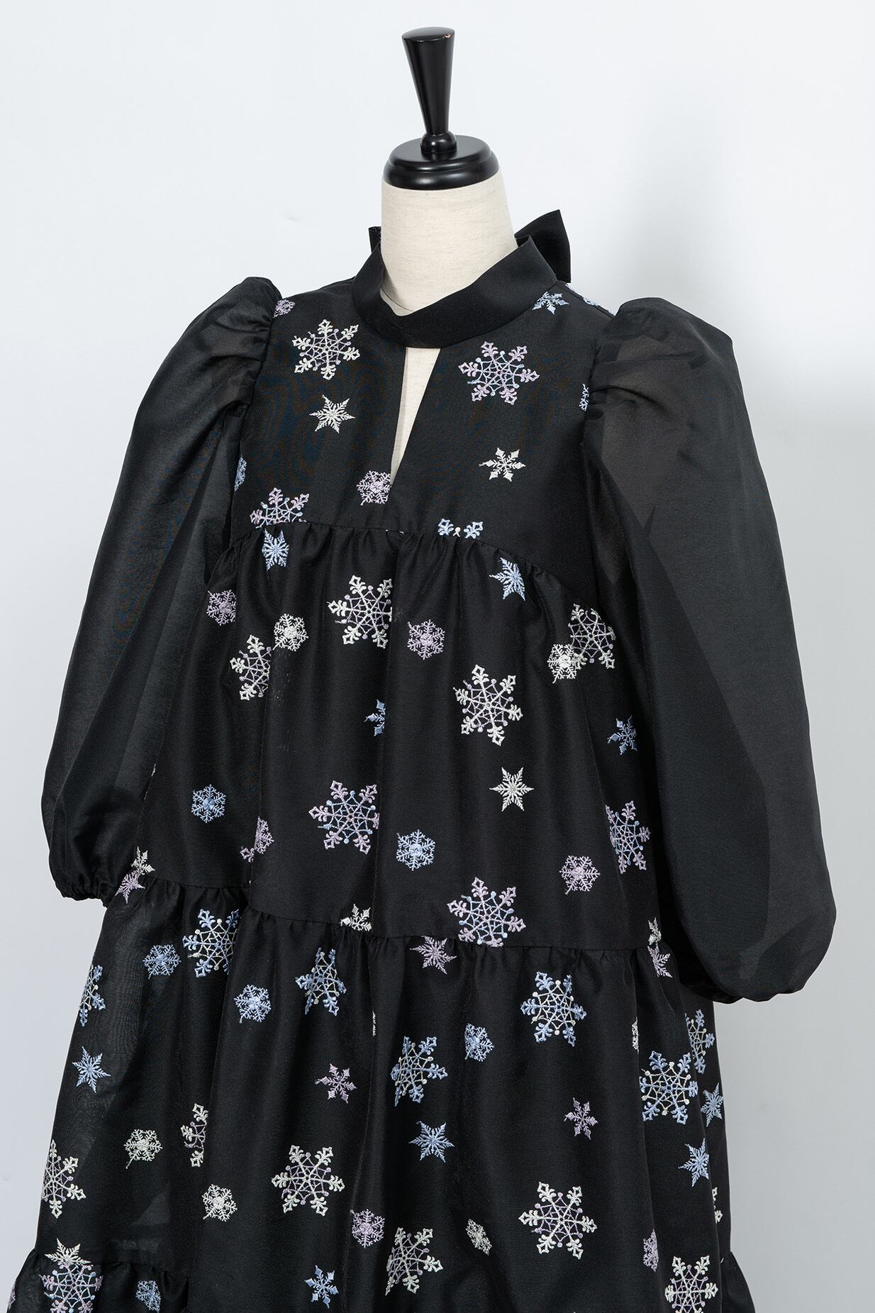 Snow Flake Embroidery Tired Dress BLACK | Arobe OFFICIAL ONLINE STORE