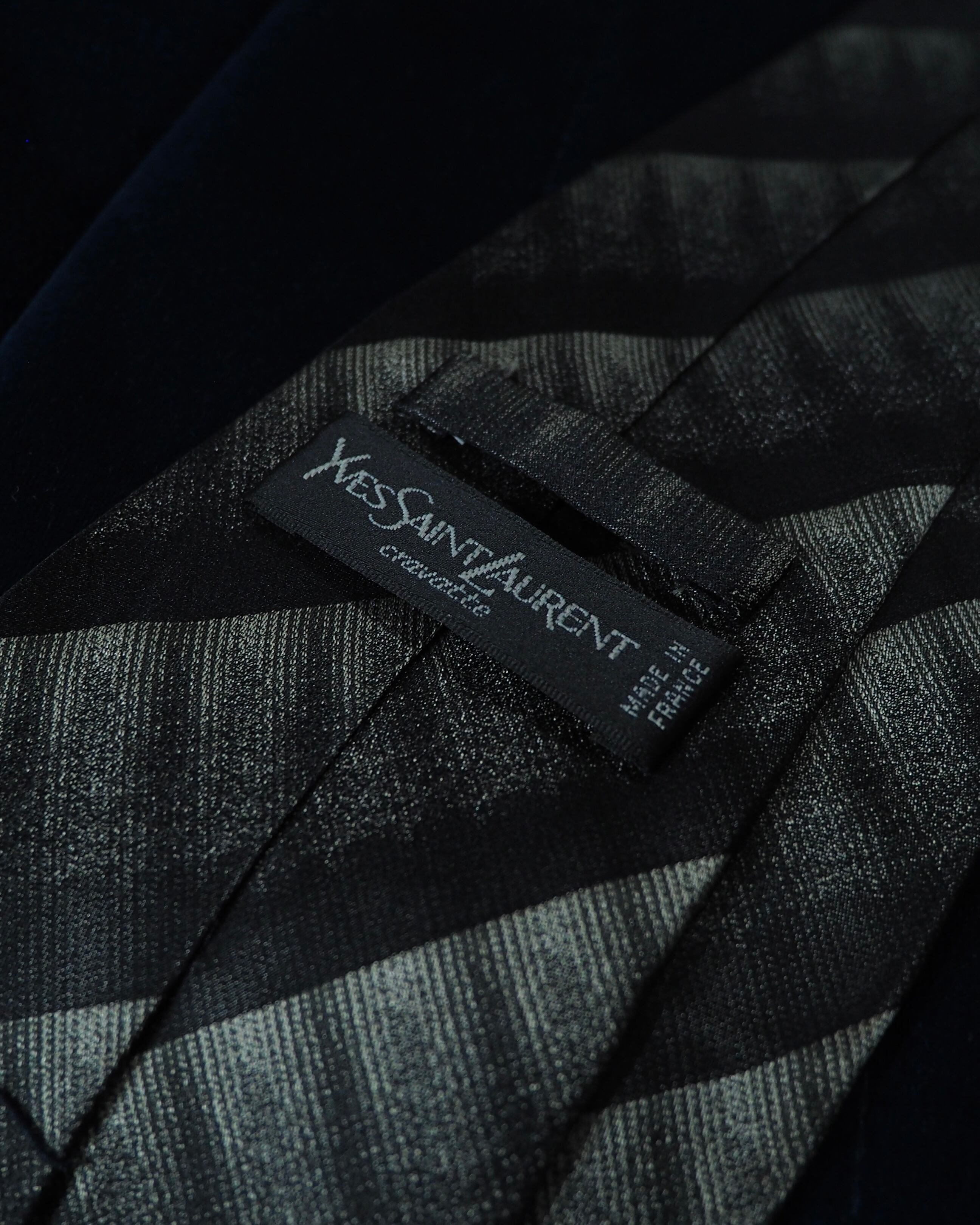 " YVES SAINT LAURENT " Black Mode Stripe pattern Vintage Silk Tie ( Made in France )