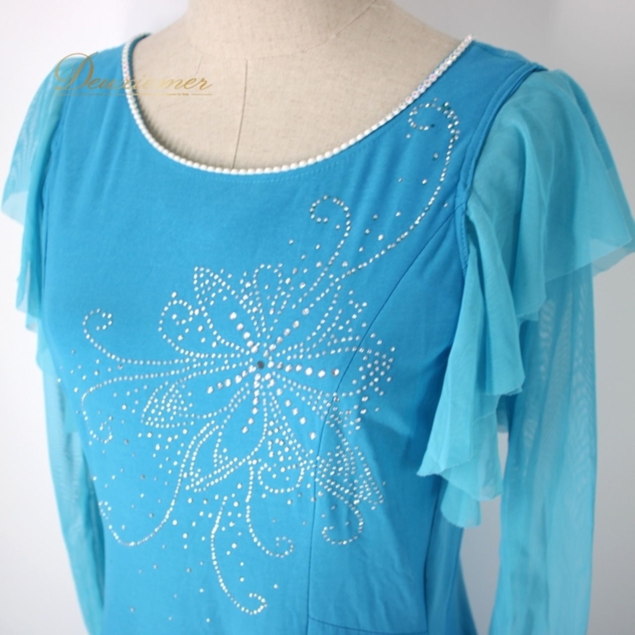 社交ダンス 衣装 スタンダード ドレス ワンピース パーティドレス 水色 ライトブルー系 ラインストーン レース 長袖 華やか 派手 デモ 上品 ライトブルー 発表 会 衣装 おしゃれ 春 夏 快適 フェミニン 大人 かわいい エレガント フェスティバル パーティーイベント デザイン シンプル 通気性 高級感 刺繡 ディテール