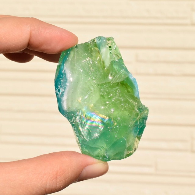 虹入り！シエラネバダ産 アンダラクリスタル原石 　ウルトラマリングリーン