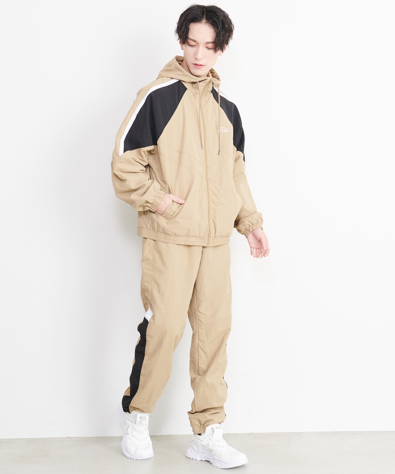 ユニセックス向けのブランドをメインにした、カジュアルな洋服や ユニセックス向けのブランドをメインにした、カジュアルな洋服や