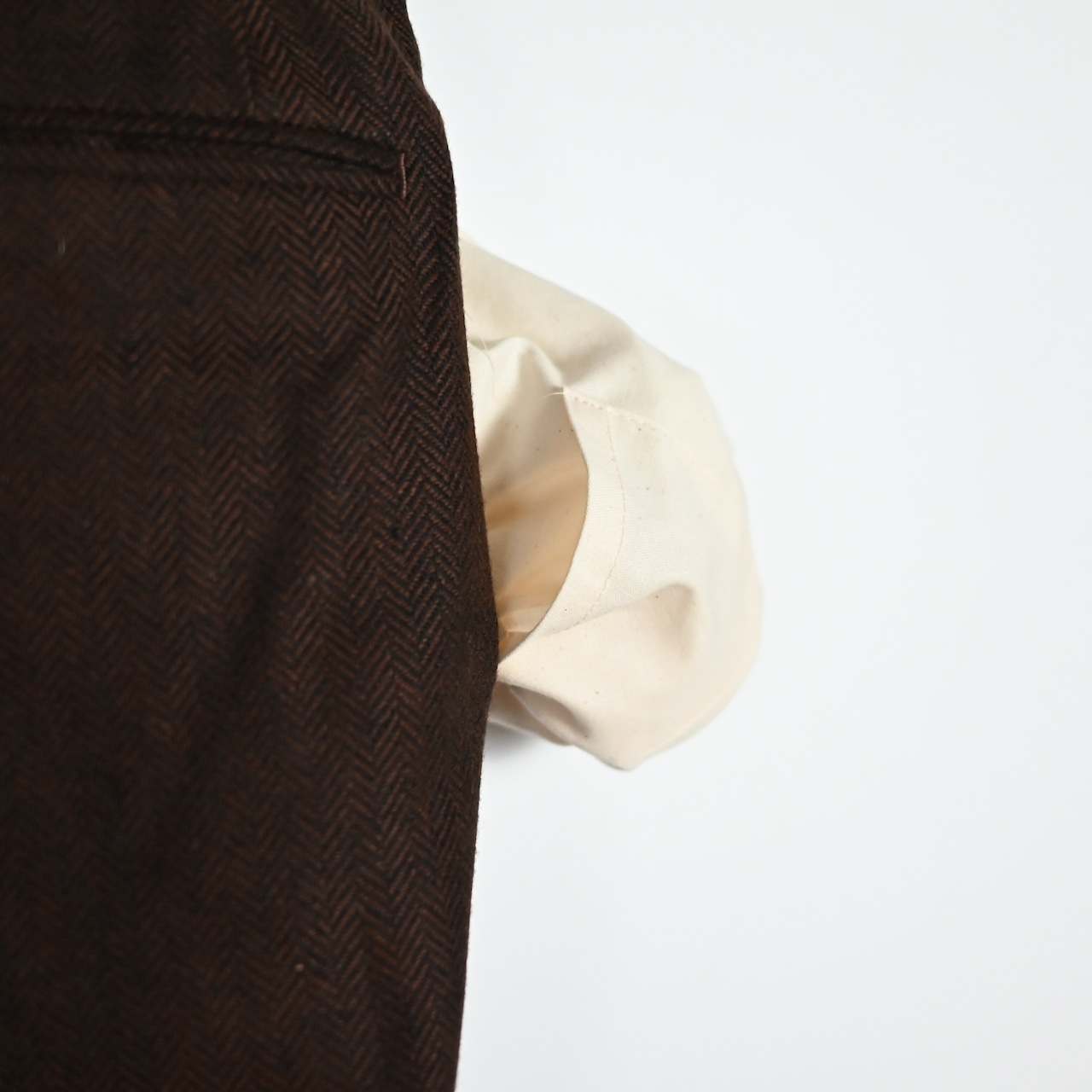 INTERIM / INDIA WOOL CLASSIC HERRINGBONE WITH LEATHER PIPING 2-TUCK STRAIGHT SLACKS
