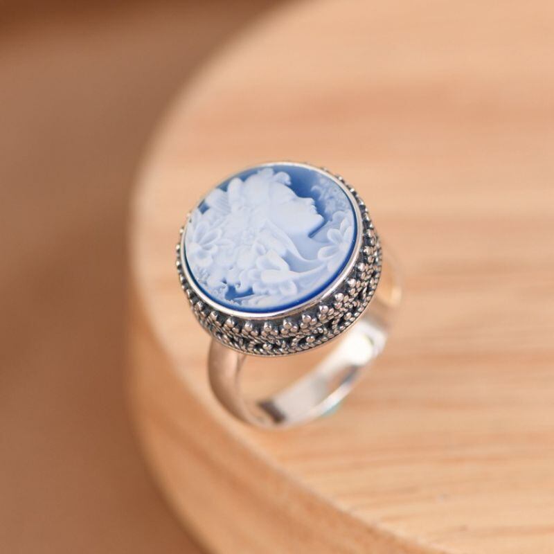 女神のカメオリング - クラシカルでありながらモダンなアクセサリー