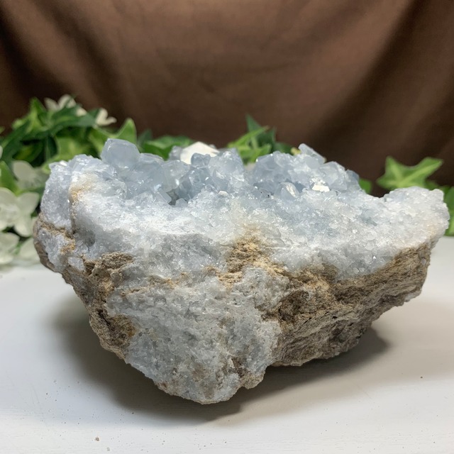 7.空色セレスタイトに住み着いているフローライトハリネズミさん