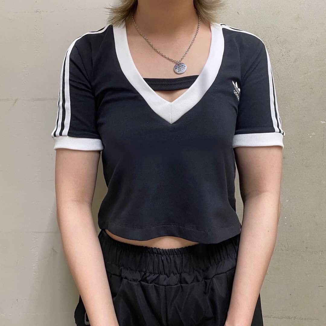 adidas】2022S/S 3ストライプ クロップドVネックTシャツ adidas】2022S/S 3ストライプ クロップドVネックTシャツ