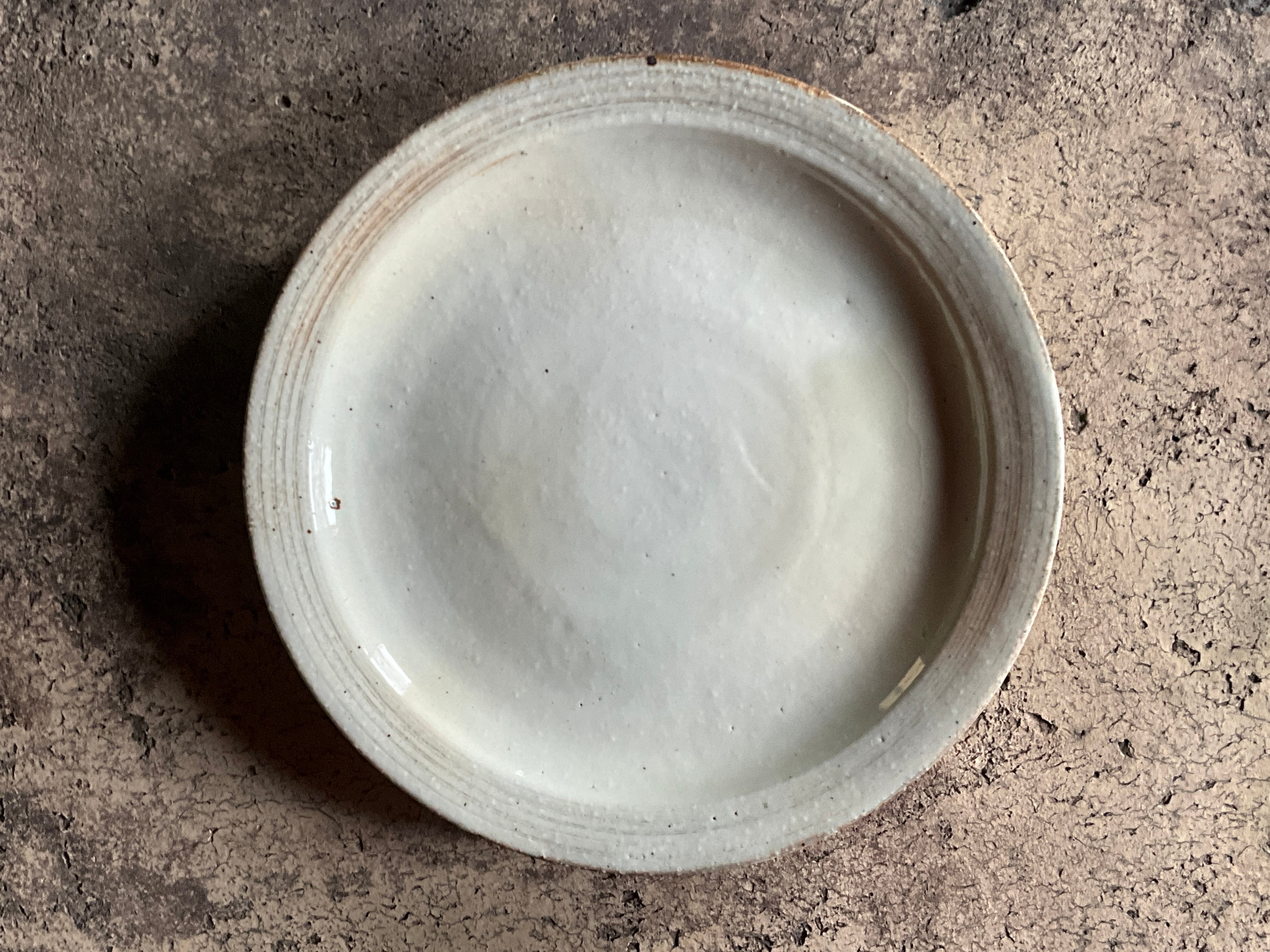 白泥リム皿 七寸 | ohmitogei