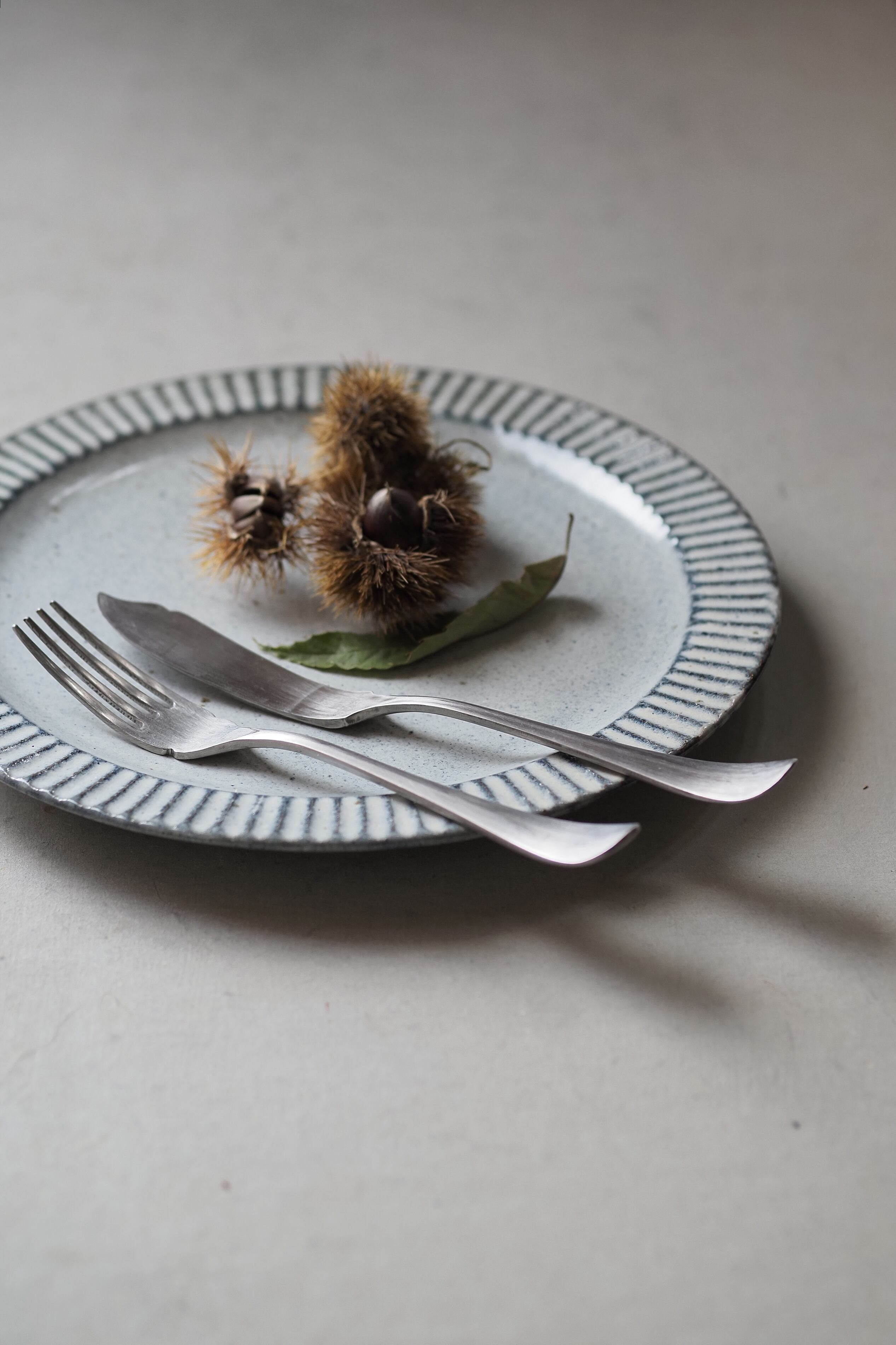 余宮隆 41.gray鎬リム皿（LL） | 陶屋なづな