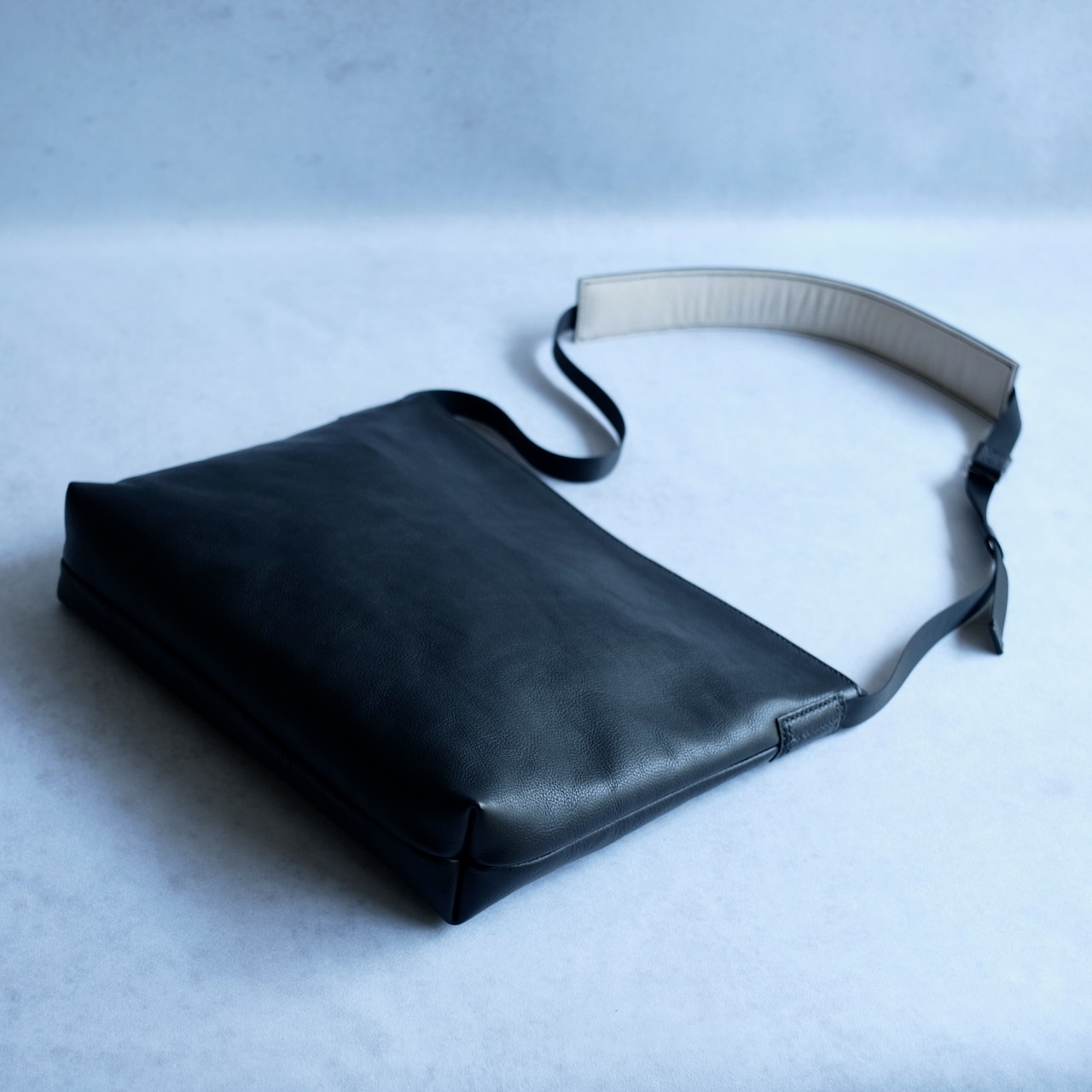 DR SHOULDER BAG 01