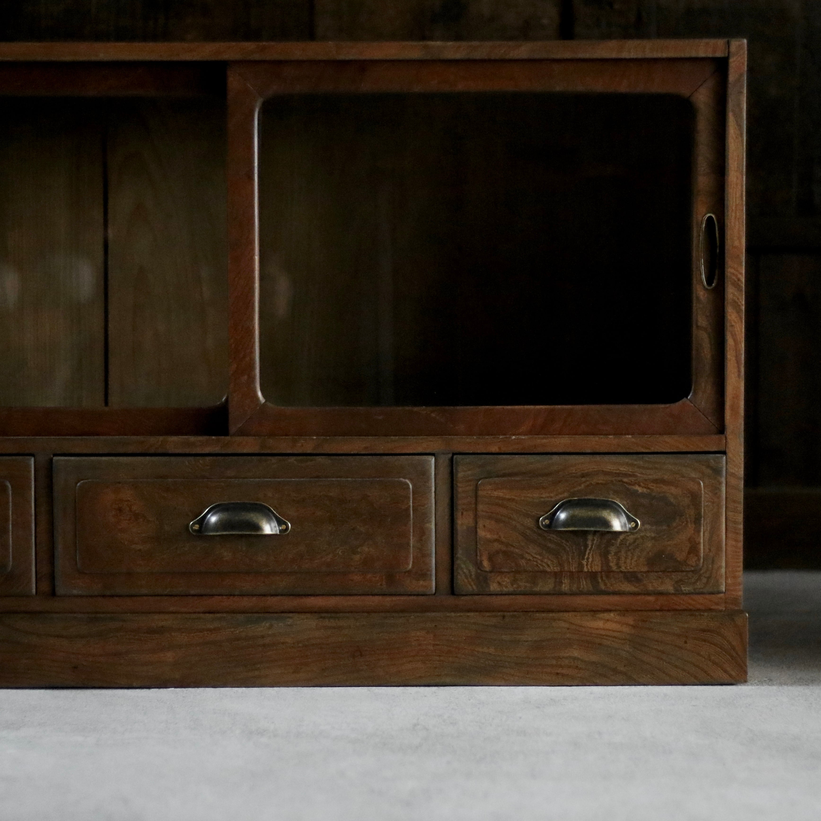 ガラス戸の飾り棚《古家具 ローボード》