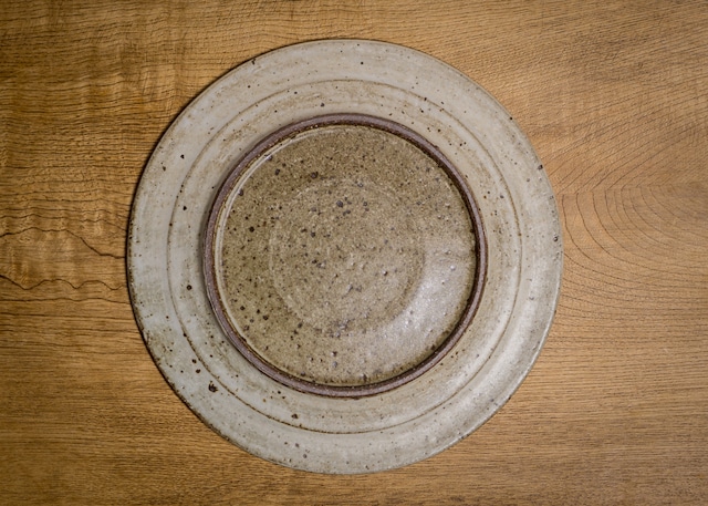 白マット釉 しのぎ 8寸プレート(粉引き・大皿・ディナープレート)/くるり窯