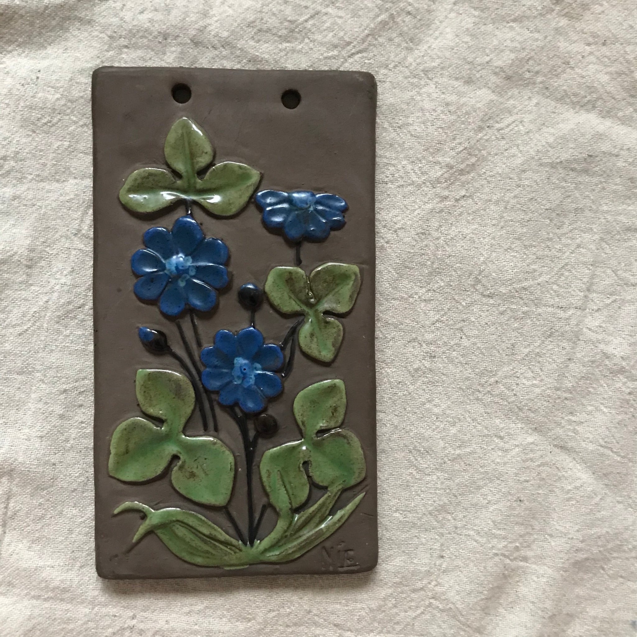 青い花の陶板1