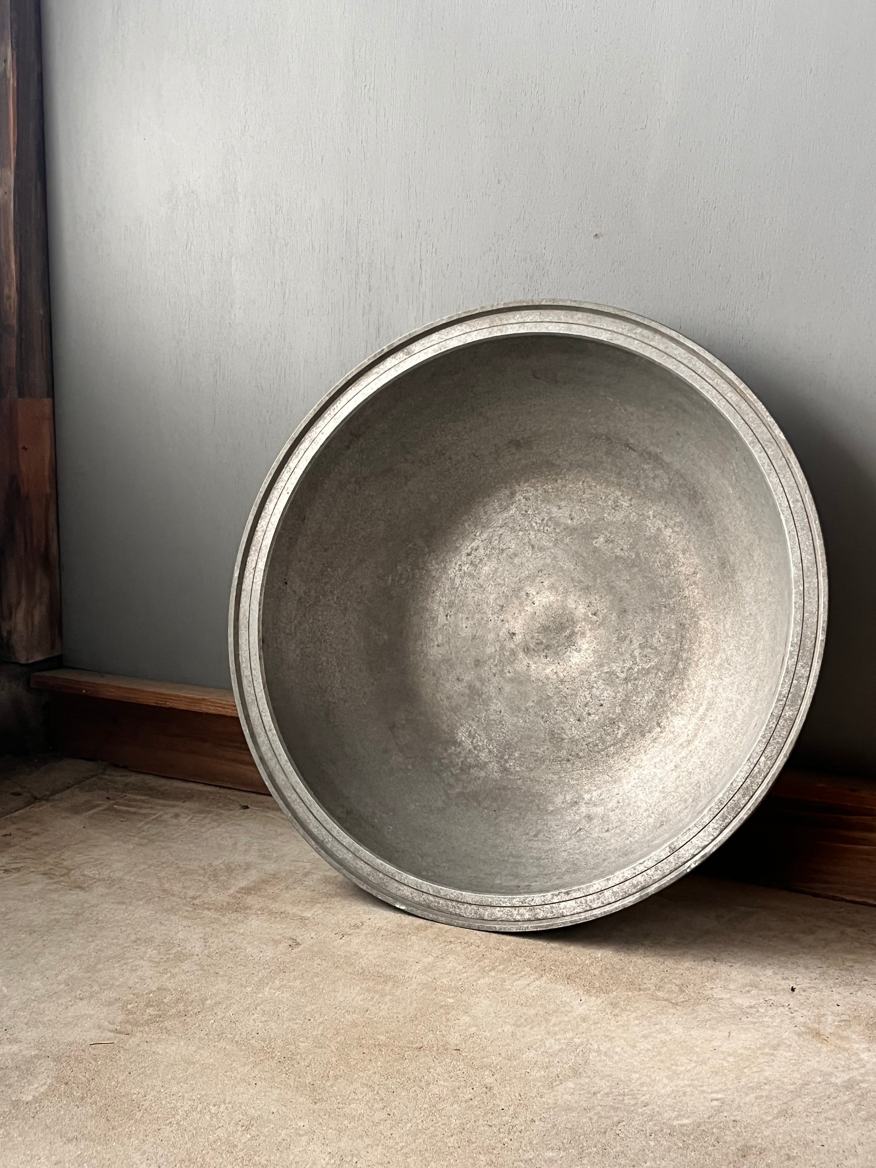 アルミの大きな器