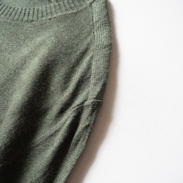 "BANANA REPUBLIC" used Merino wool high-gauge knit