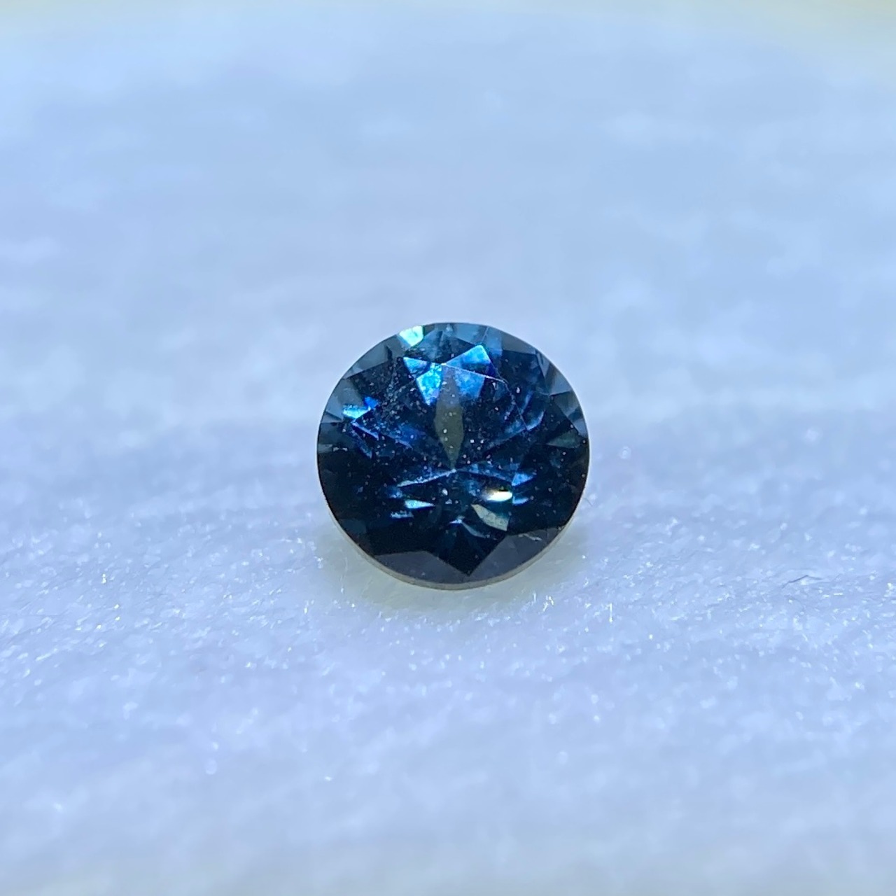 丸いスピネル  約3.3mm*2.4mm r-0457