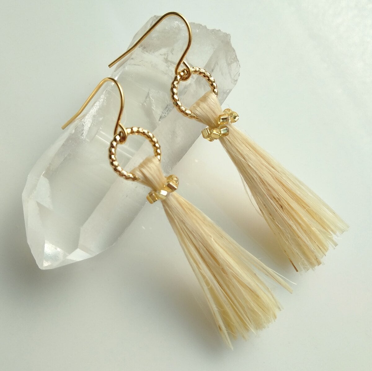 精麻タッセルピアス／イヤリングミニ＊結び姫ゴールド◇キラキラビーズ