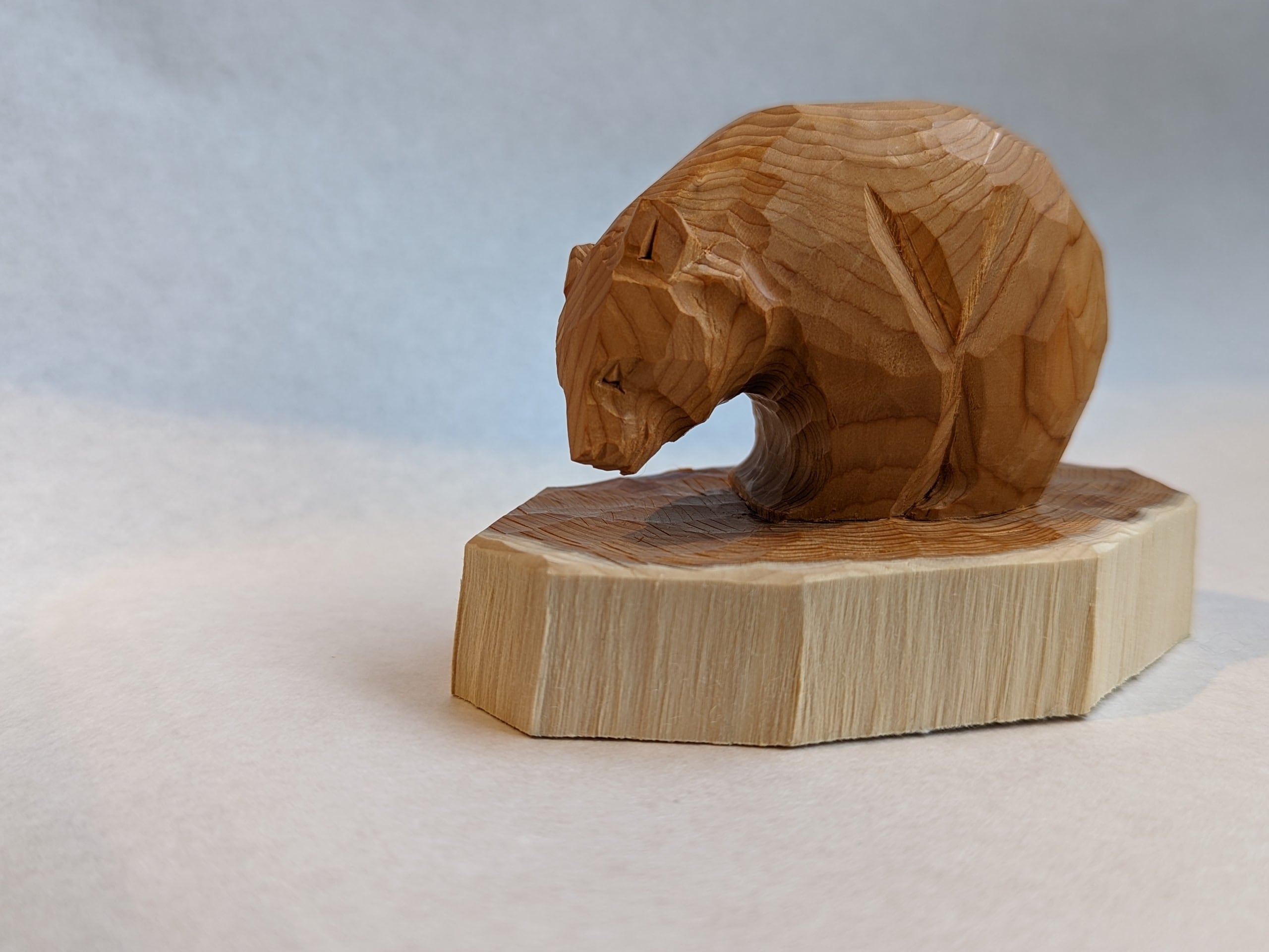 賀上隼敬 台座つきの熊 #６「鎮座熊」 | 木彫りの熊 | inoya | Basic