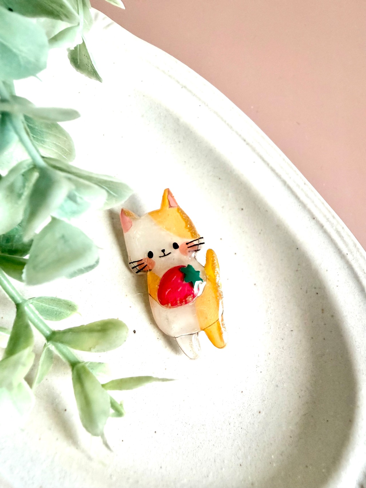 ブローチ『コネコネさんのいちご狩り』