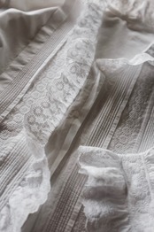 フランス 1900s 白花の反復と濃密な白の香りのフリルレースブラウス アンティーク