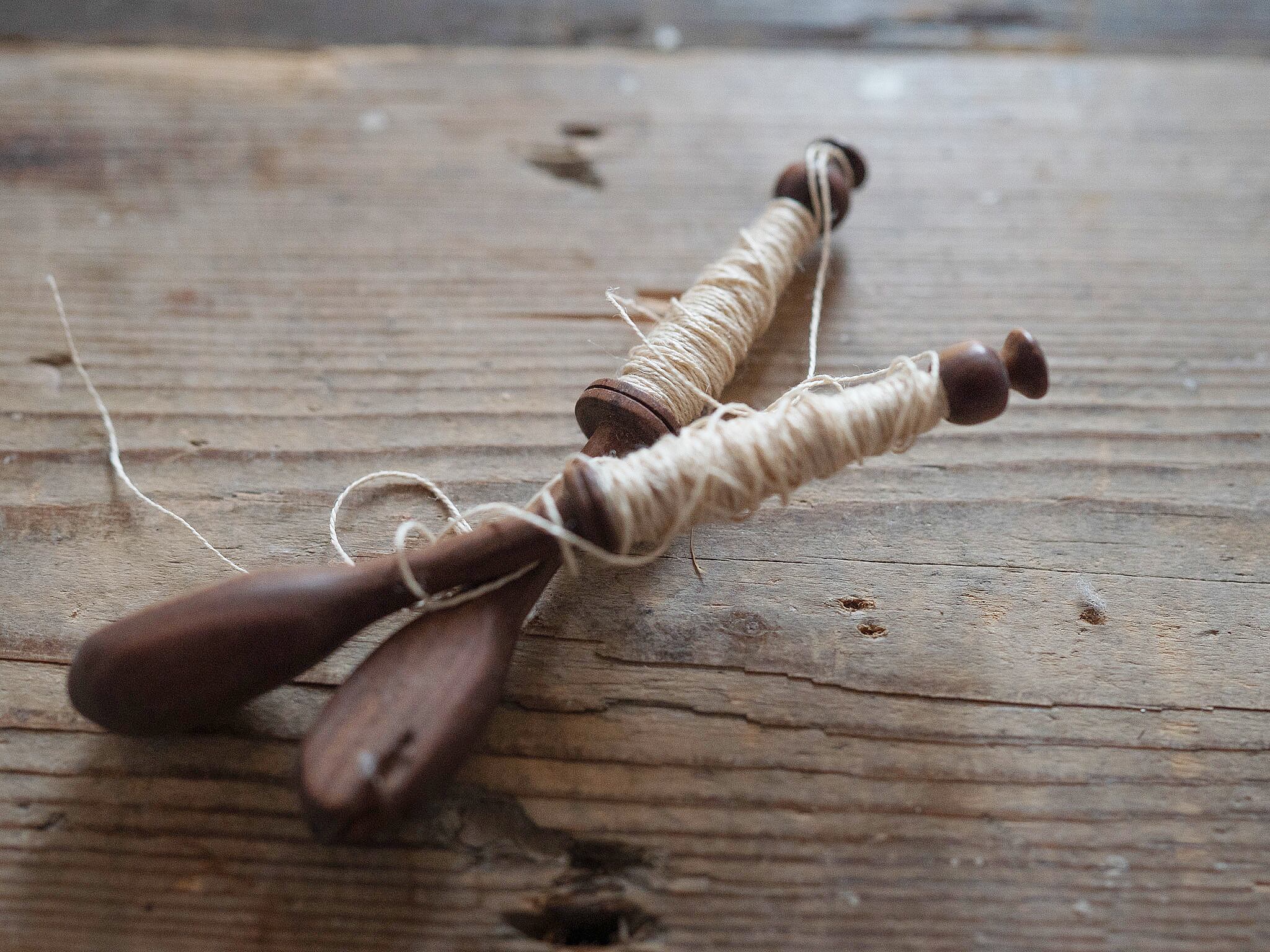 雰囲気のある古い糸巻き2本セット(糸つき) フレンチアンティーク