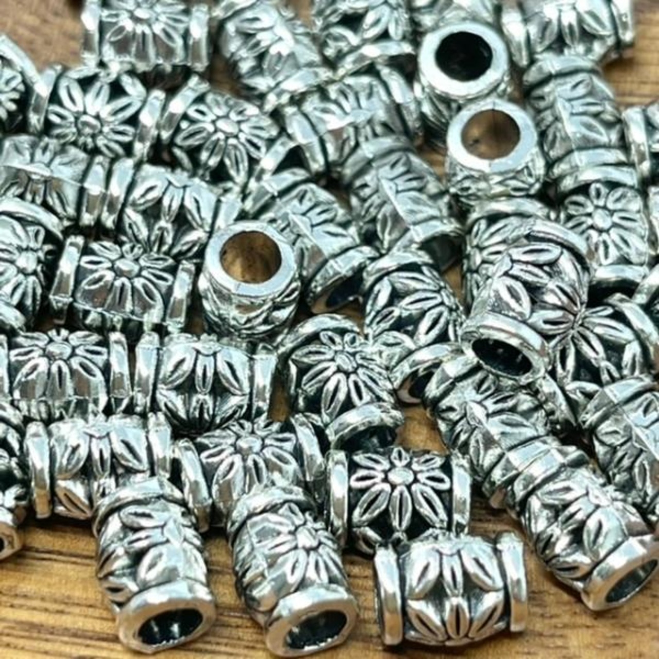 【2個】スモールフラワーメタルビーズ/スペーサー