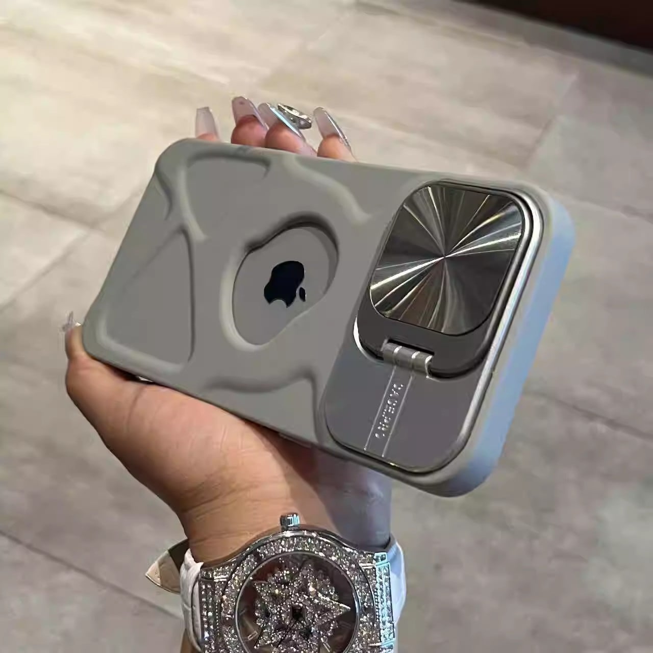 デザインがカッコ良すぎる◎ロゴ見せ 落下防止 メタル製カメラカバーつき iPhone16シリーズ 耐衝撃 ユニセックス スマホケース ND-16300