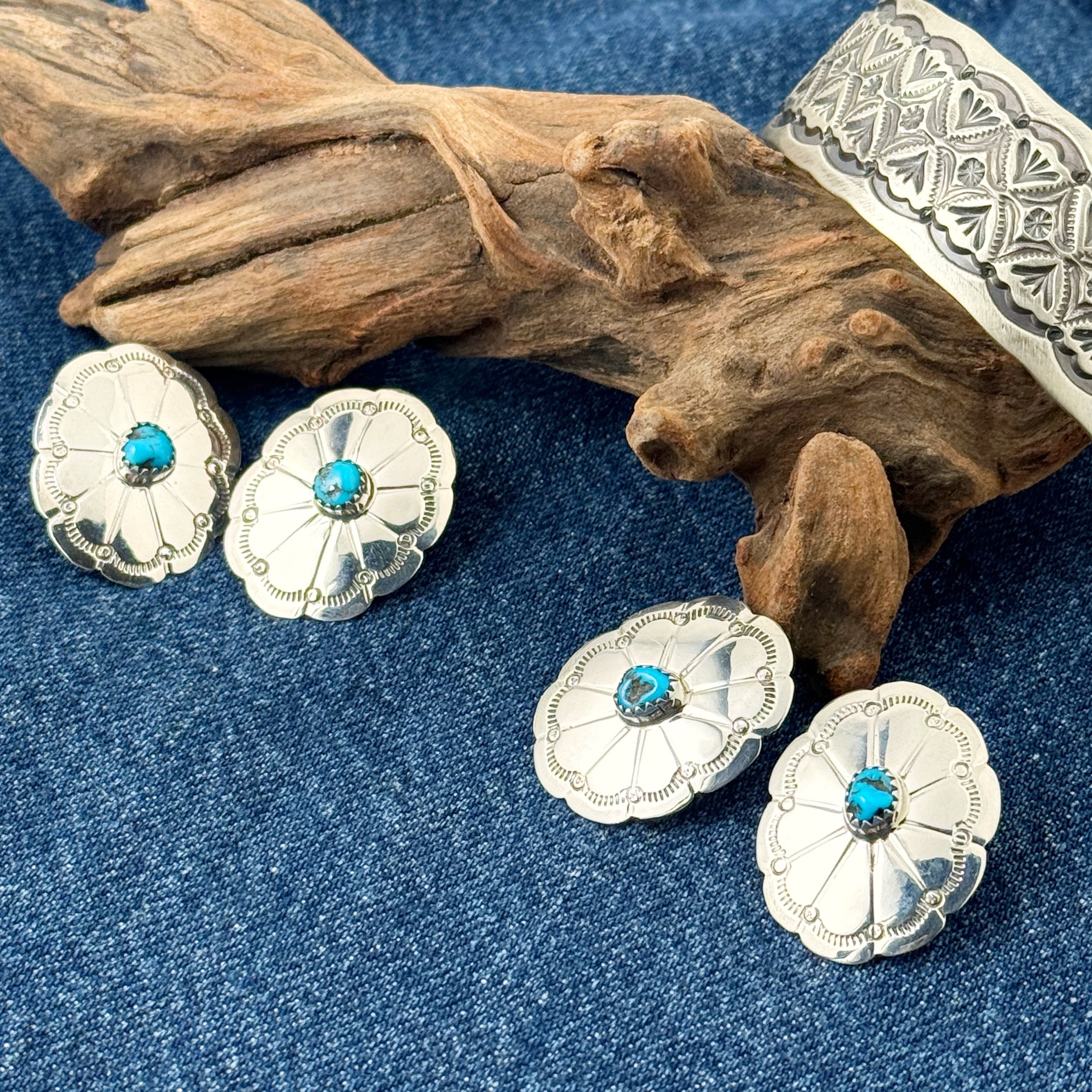 Indian Jewelry》 ターコイズ センター イン オーバル コンチョ ピアス
