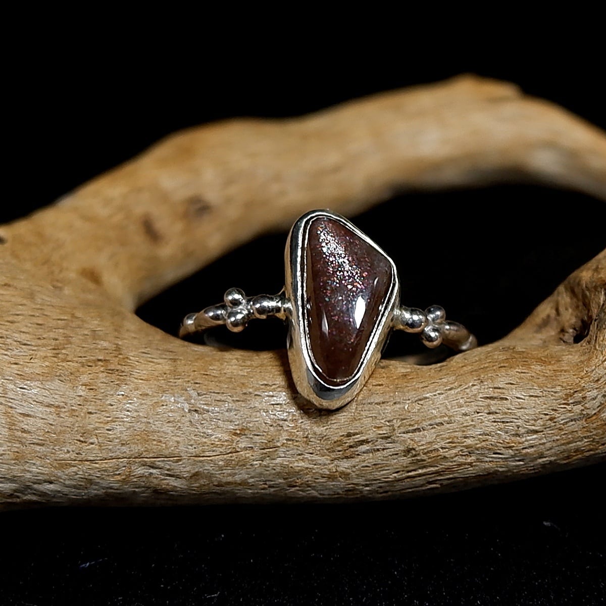 タンザニア産パープルヘイズサンストーンの粒飾りリング 約11号 ～静か