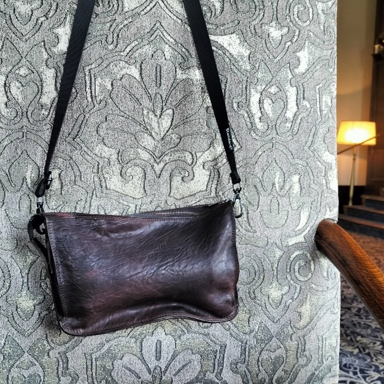 ダークブラウンホースレザーサコッシュ