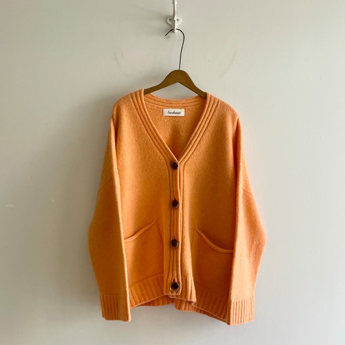 C11577　大きなボタンのV Neck Cardigan