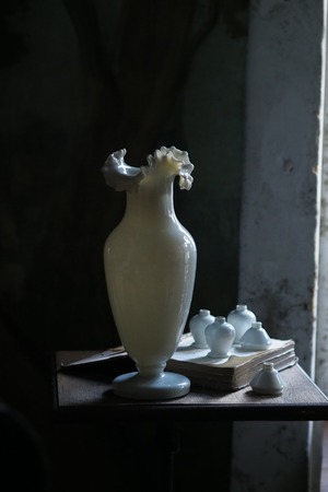 ウェーブ光影誘うミルクガラス花瓶 No.1-antique milk glass vase